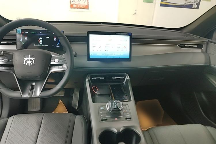 Used BYD Qin PLUS 2025 DM-i Smart Drive 55KM Leading Model Center Console