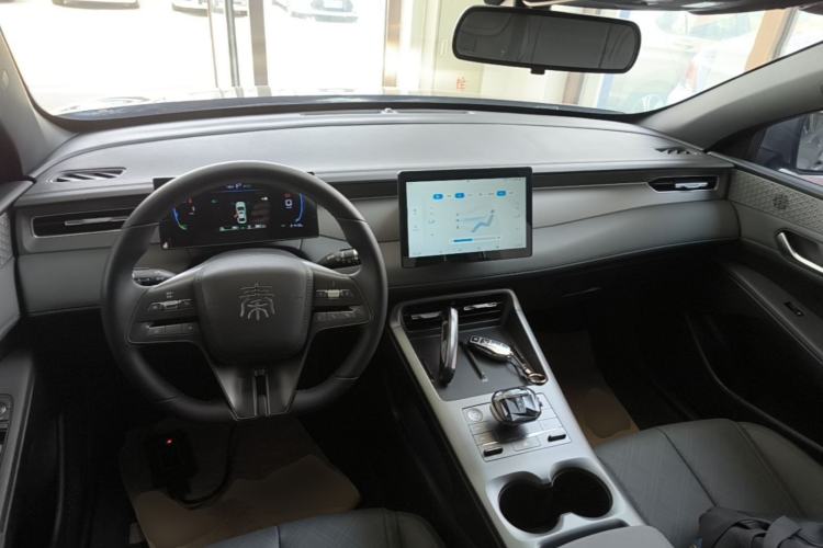 Used BYD Qin PLUS 2025 DM-i Smart Drive 55KM Leading Model Center Console