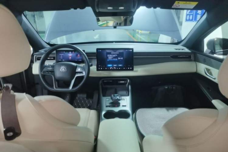 Used BYD Qin PLUS 2025 EV Smart Drive Edition 420KM Leading Model Center Console