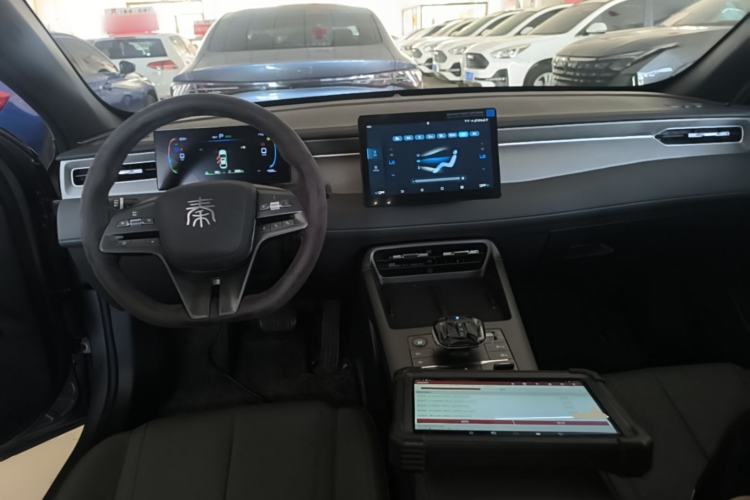 Used BYD Qin PLUS 2025 DM-i Smart Drive 55KM Leading Model Center Console