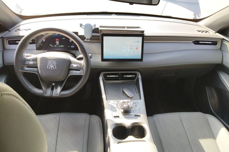 Used BYD Qin PLUS 2025 DM-i Smart Drive 55KM Leading Model Center Console