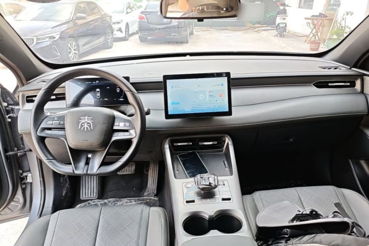 Used BYD Qin PLUS 2025 DM-i Smart Drive 55KM Leading Model Center Console