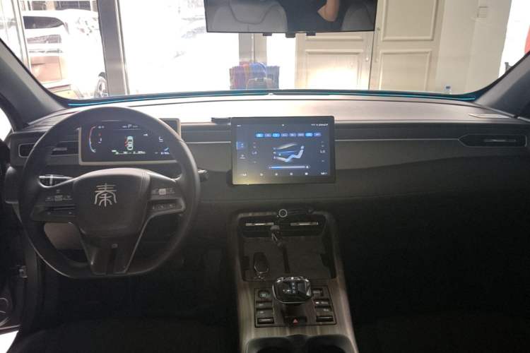 Used BYD Qin PLUS 2025 DM-i Smart Drive 55KM Leading Model Center Console
