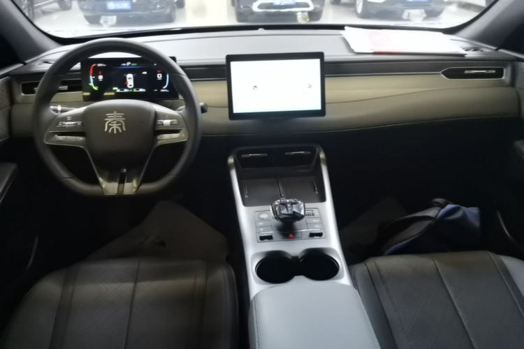 Used BYD Qin PLUS 2025 DM-i Smart Drive 55KM Leading Model Center Console