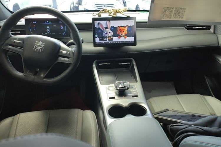 Used BYD Qin PLUS 2025 DM-i Smart Drive 55KM Leading Model Center Console