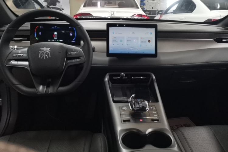 Used BYD Qin PLUS 2025 DM-i Smart Drive 55KM Leading Model Center Console
