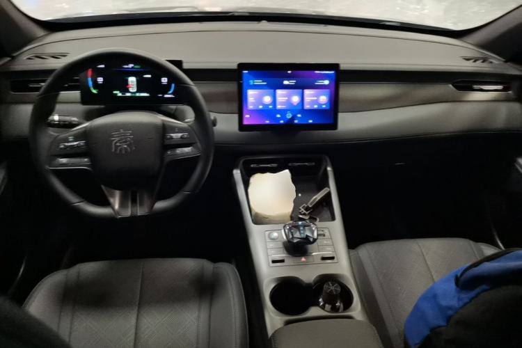 Used BYD Qin PLUS 2025 DM-i Smart Drive 55KM Leading Model Center Console
