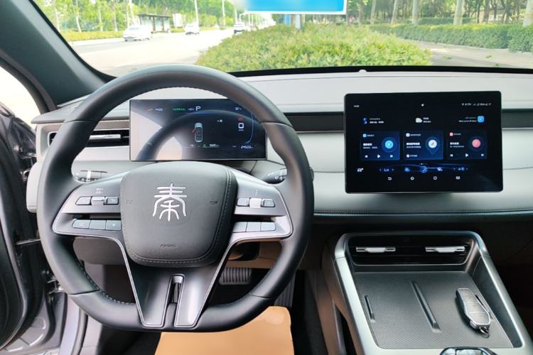 Used BYD Qin PLUS 2025 DM-i Smart Drive 55KM Leading Model Center Console