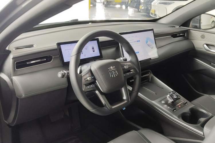 Used BYD Qin PLUS 2025 EV Smart Drive Edition 510KM Leading Model Center Console