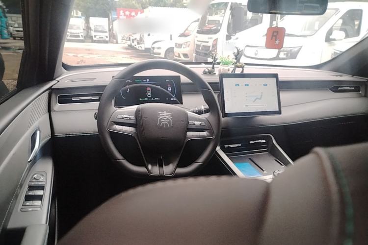 Used BYD Qin PLUS 2025 DM-i Smart Drive 55KM Leading Model Center Console