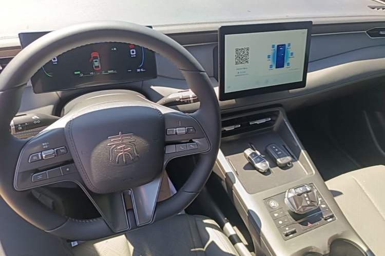 Used BYD Qin PLUS 2025 DM-i Smart Drive 55KM Leading Model Center Console