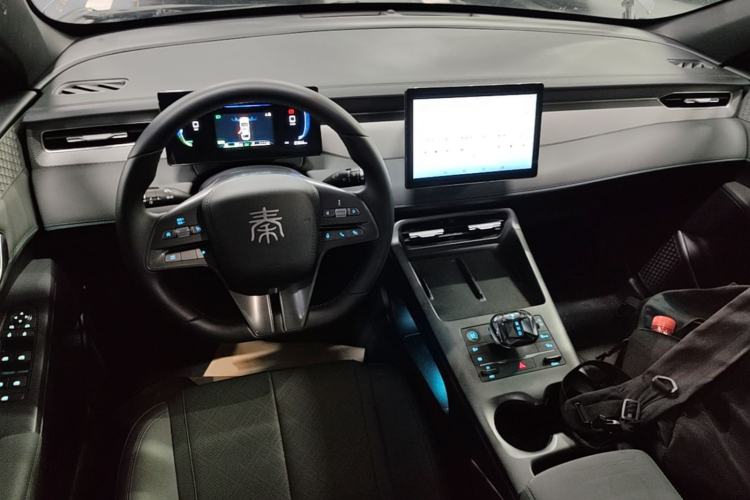 Used BYD Qin PLUS 2025 DM-i Smart Drive 55KM Leading Model Center Console