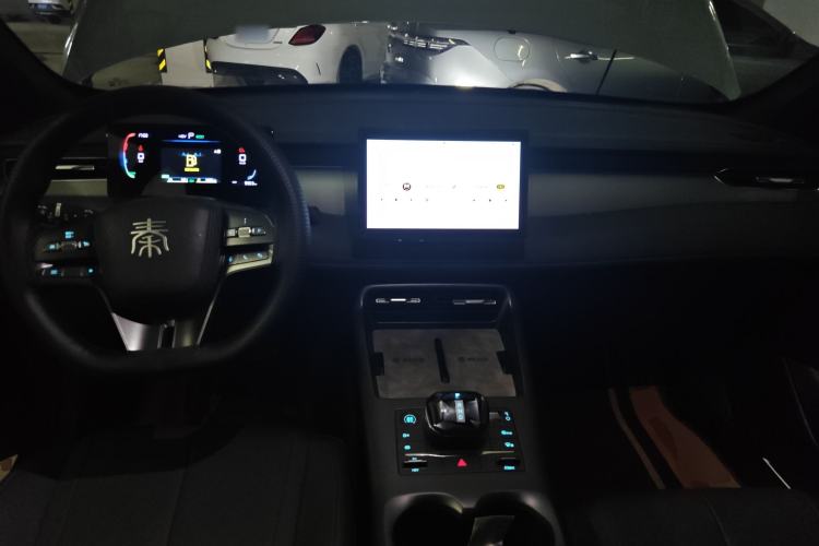 Used BYD Qin PLUS 2025 DM-i Smart Drive 55KM Leading Model Center Console