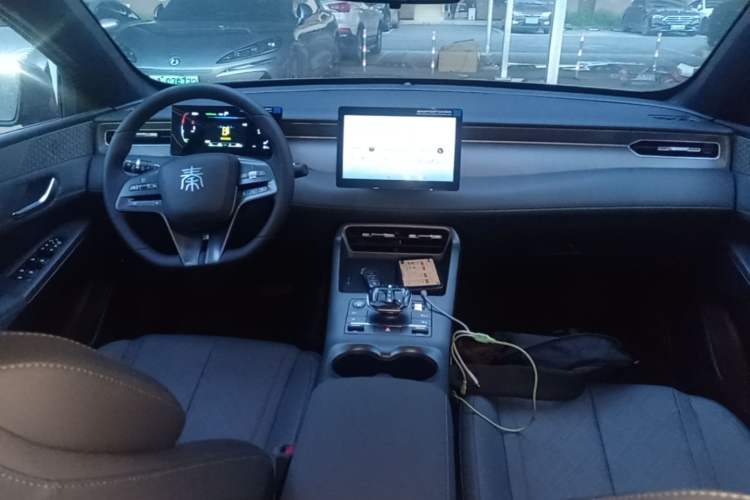 Used BYD Qin PLUS 2025 DM-i Smart Drive 55KM Leading Model Center Console