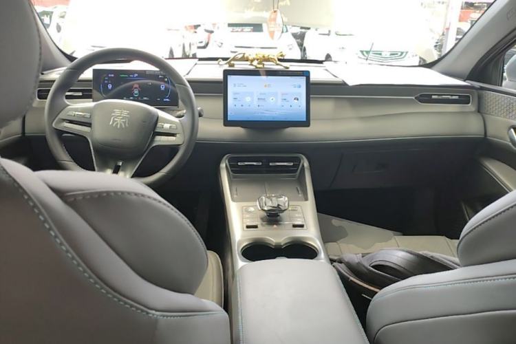 Used BYD Qin PLUS 2025 DM-i Smart Drive 55KM Leading Model Center Console