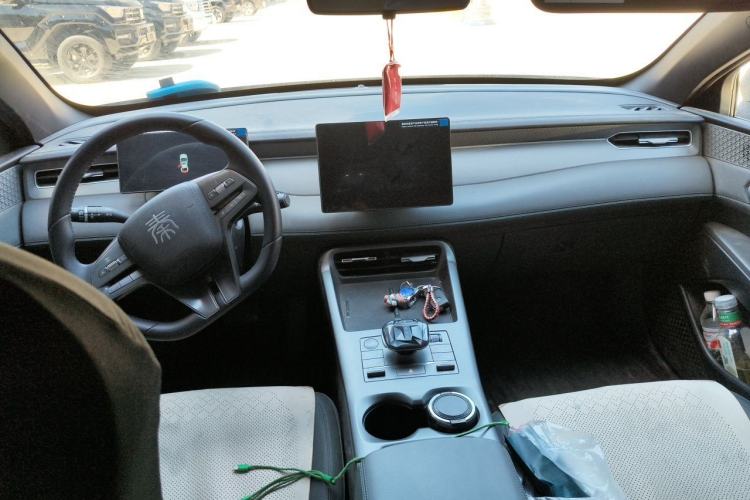 Used BYD Qin PLUS 2025 DM-i Smart Drive 55KM Leading Model Center Console