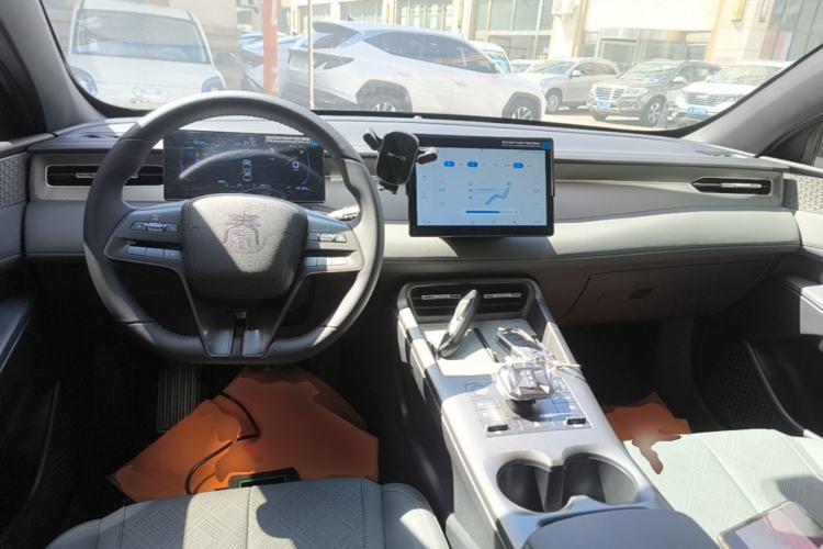 Used BYD Qin PLUS 2025 DM-i Smart Drive 55KM Leading Model Center Console