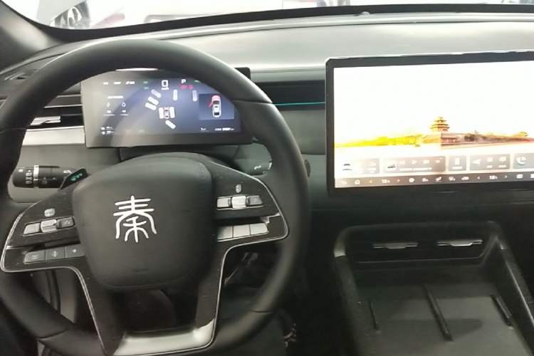 Used BYD Qin PLUS 2025 DM-i Smart Drive 120KM Superior Model Center Console
