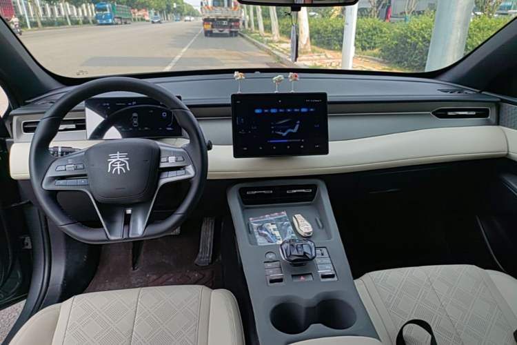 Used BYD Qin PLUS 2025 DM-i Smart Drive 55KM Leading Model Center Console