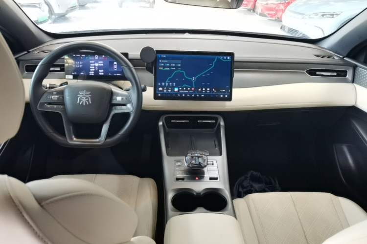 Used BYD Qin PLUS 2025 EV Smart Drive Edition 510KM Leading Model Center Console