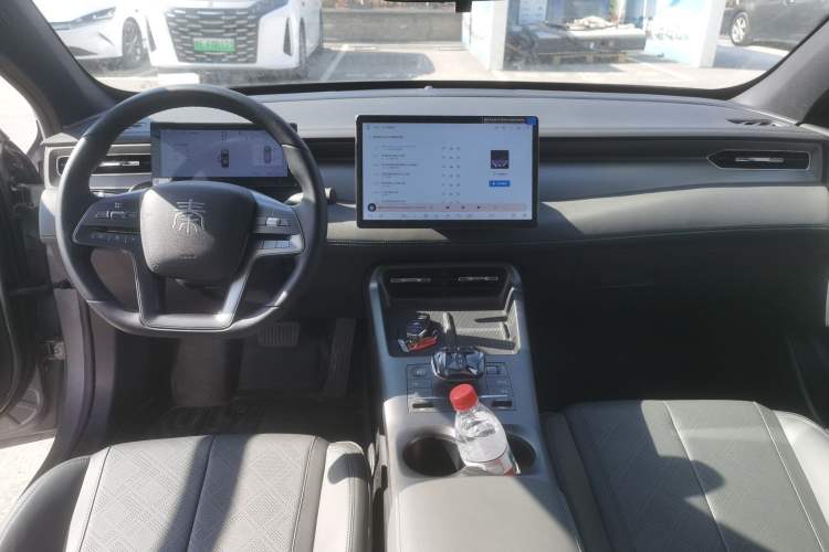 Used BYD Qin PLUS 2025 DM-i Smart Drive 120KM Superior Model Center Console