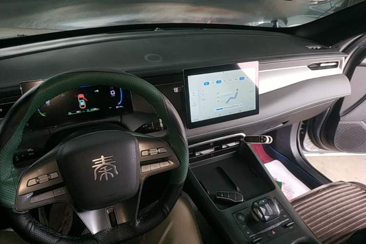 Used BYD Qin PLUS 2025 DM-i Smart Drive 55KM Leading Model Center Console