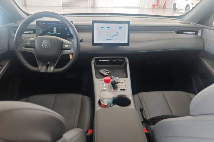 Used BYD Qin PLUS 2025 DM-i Smart Drive 55KM Leading Model Center Console