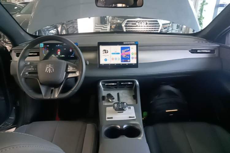 Used BYD Qin PLUS 2025 DM-i Smart Drive 55KM Leading Model Center Console