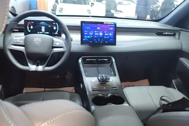 Used BYD Qin PLUS 2025 DM-i Smart Drive 55KM Leading Model Center Console