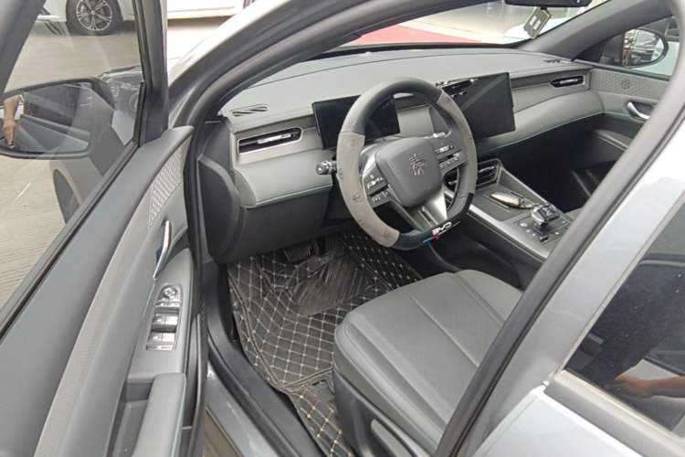 Used BYD Qin PLUS 2025 DM-i Smart Drive 55KM Leading Model Driver Seat