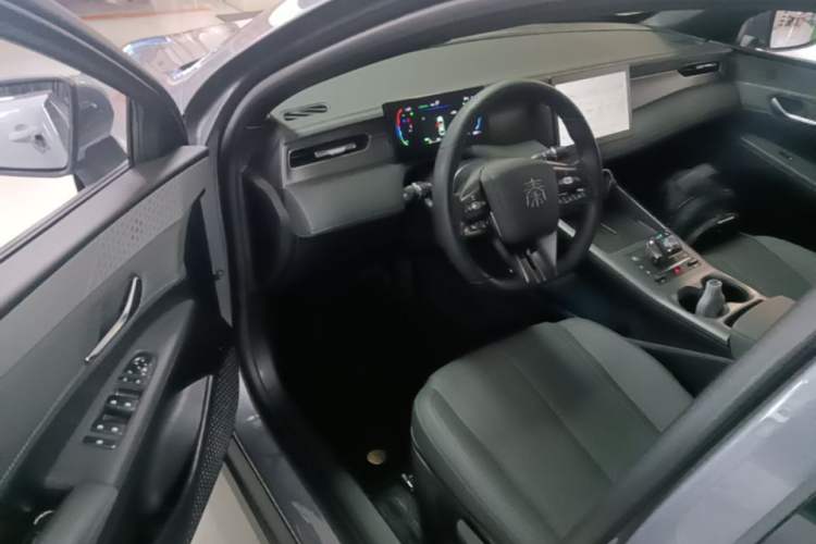 Used BYD Qin PLUS 2025 DM-i Smart Drive 55KM Leading Model Driver Seat