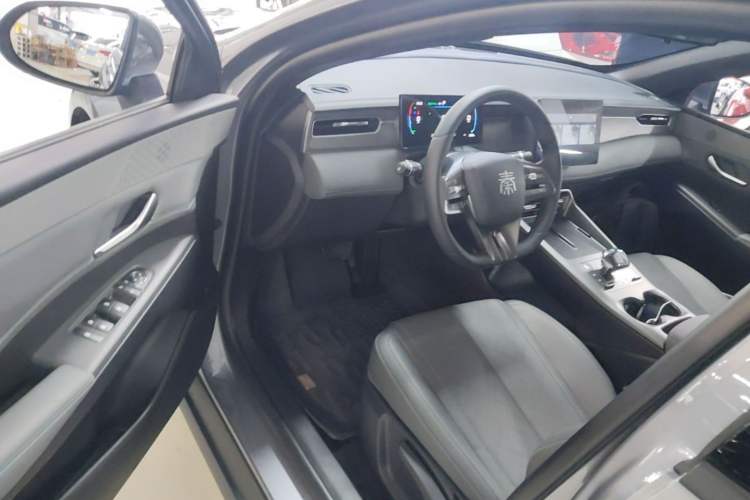 Used BYD Qin PLUS 2025 DM-i Smart Drive 55KM Leading Model Driver Seat