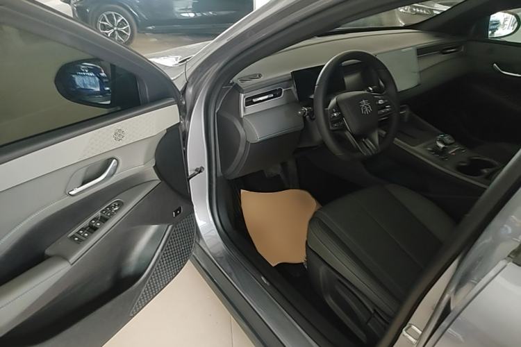 Used BYD Qin PLUS 2025 DM-i Smart Drive 55KM Leading Model Driver Seat