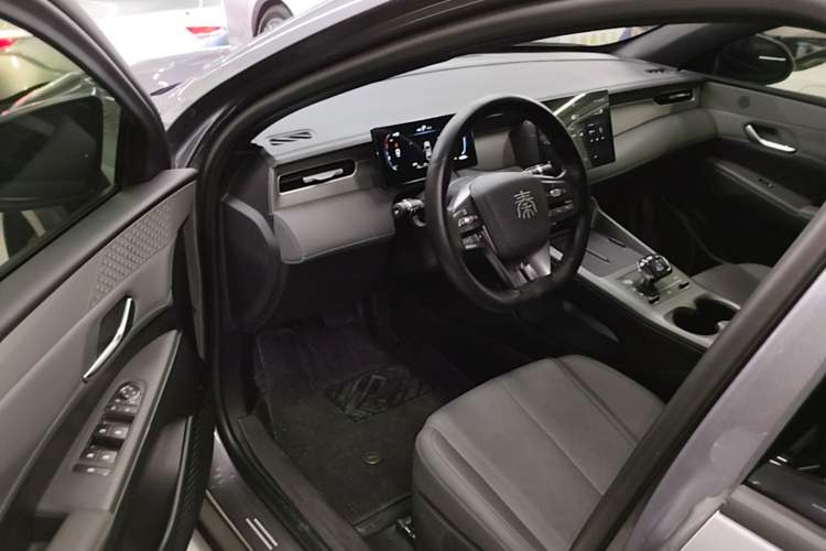 Used BYD Qin PLUS 2025 DM-i Smart Drive 55KM Leading Model Driver Seat