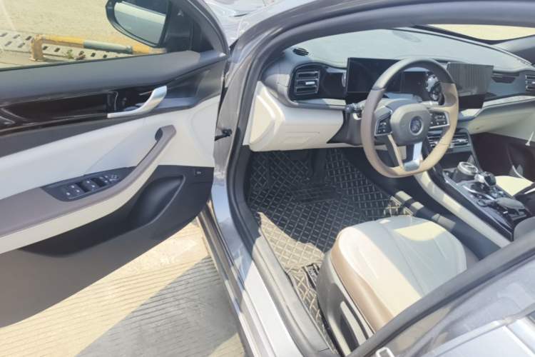 Used BYD Qin PLUS 2025 DM-i Smart Drive 55KM Leading Model Driver Seat