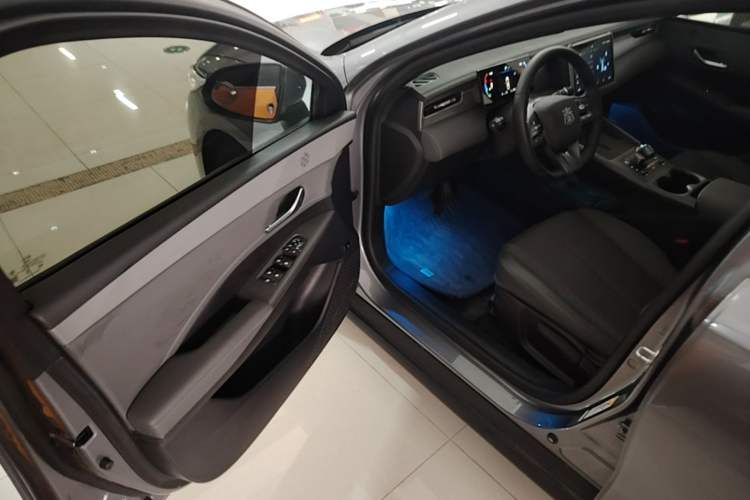 Used BYD Qin PLUS 2025 DM-i Smart Drive 55KM Leading Model Driver Seat