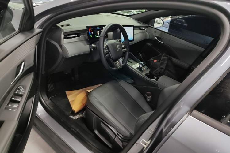 Used BYD Qin PLUS 2025 DM-i Smart Drive 55KM Leading Model Driver Seat
