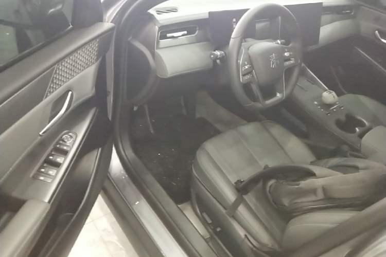 Used BYD Qin PLUS 2025 DM-i Smart Drive 120KM Superior Model Driver Seat