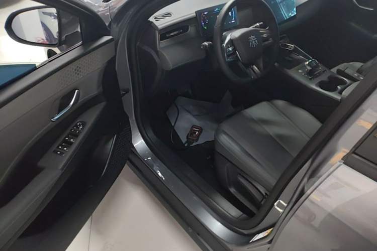 Used BYD Qin PLUS 2025 DM-i Smart Drive 55KM Leading Model Driver Seat