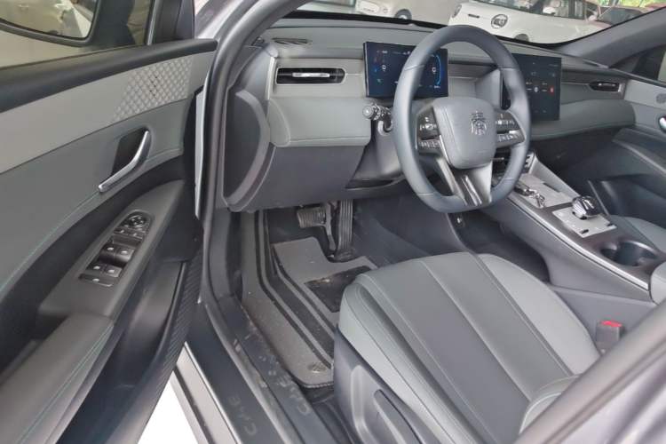 Used BYD Qin PLUS 2025 DM-i Smart Drive 55KM Leading Model Driver Seat