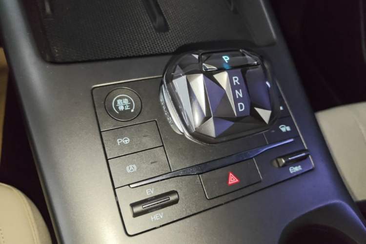 Used BYD Qin PLUS 2025 DM-i Smart Drive 120KM Superior Model Gear Lever