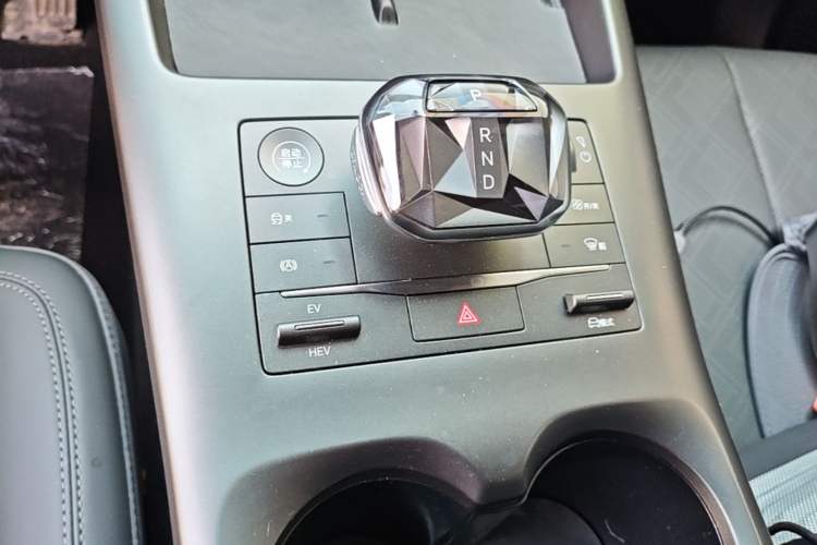 Used BYD Qin PLUS 2025 DM-i Smart Drive 55KM Leading Model Gear Lever