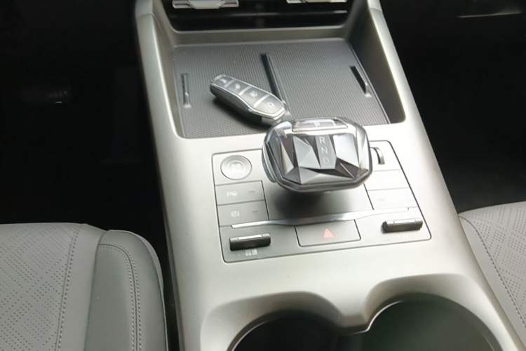 Used BYD Qin PLUS 2025 EV Smart Drive Edition 420KM Leading Model Gear Lever