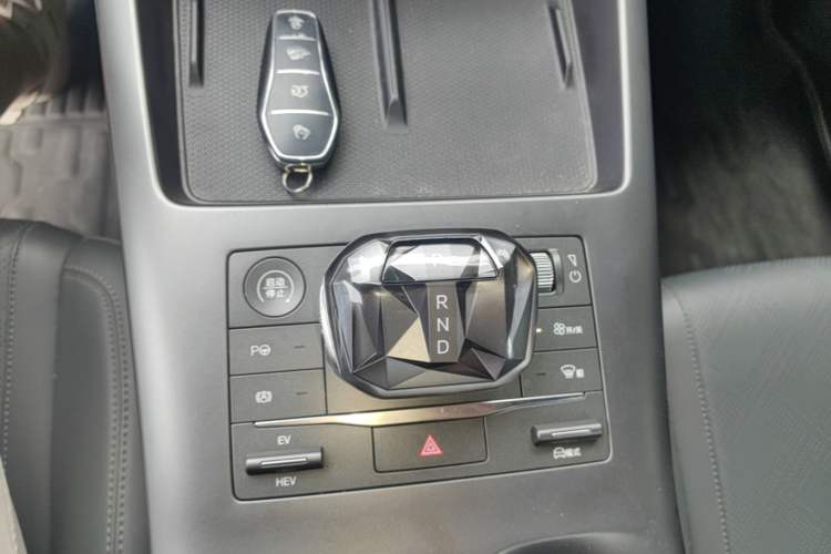 Used BYD Qin PLUS 2025 DM-i Smart Drive 120KM Superior Model Gear Lever