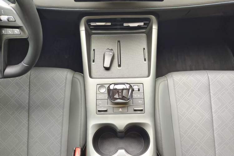 Used BYD Qin PLUS 2025 DM-i Smart Drive 55KM Leading Model Gear Lever