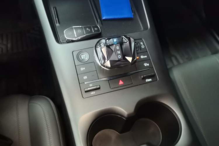 Used BYD Qin PLUS 2025 DM-i Smart Drive 55KM Leading Model Gear Lever