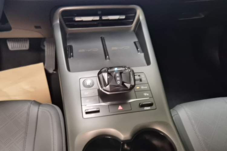 Used BYD Qin PLUS 2025 DM-i Smart Drive 55KM Leading Model Gear Lever