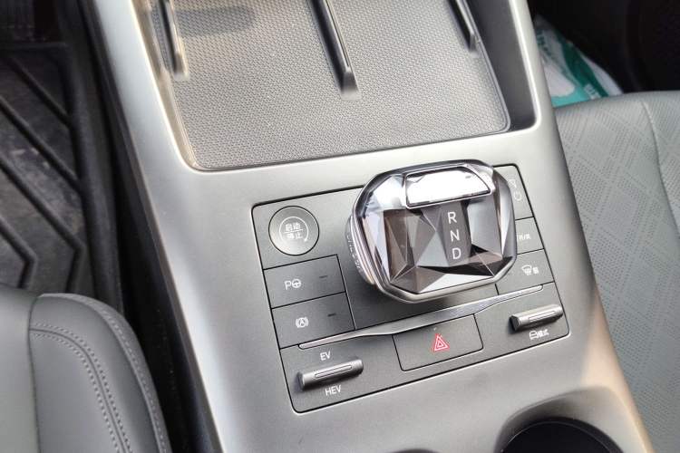 Used BYD Qin PLUS 2025 DM-i Smart Drive 55KM Beyond Model Gear Lever