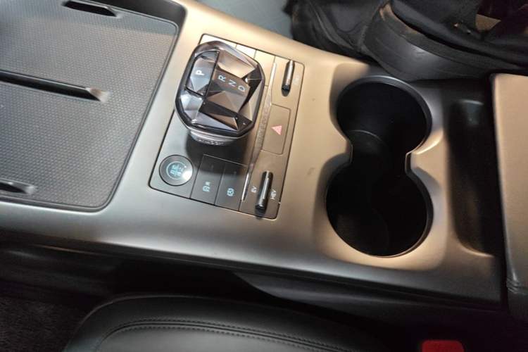 Used BYD Qin PLUS 2025 DM-i Smart Drive 55KM Leading Model Gear Lever