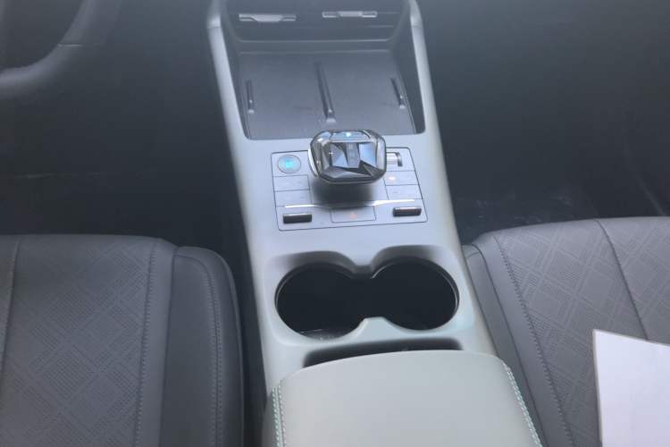 Used BYD Qin PLUS 2025 DM-i Smart Drive 55KM Leading Model Gear Lever